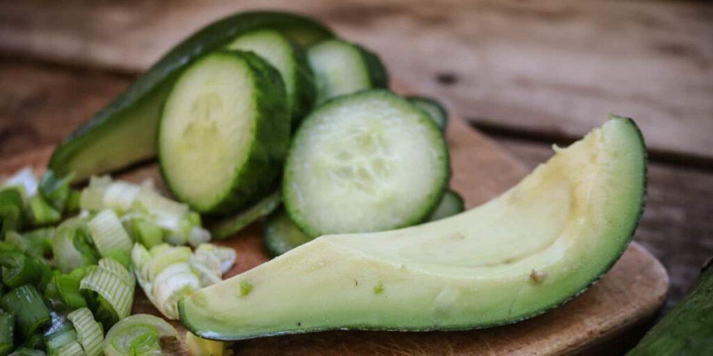 Avocado ist eine großartige Fettquelle – der größte Nährstoff auf Ihrer Keto-Diät-Lebensmittelliste