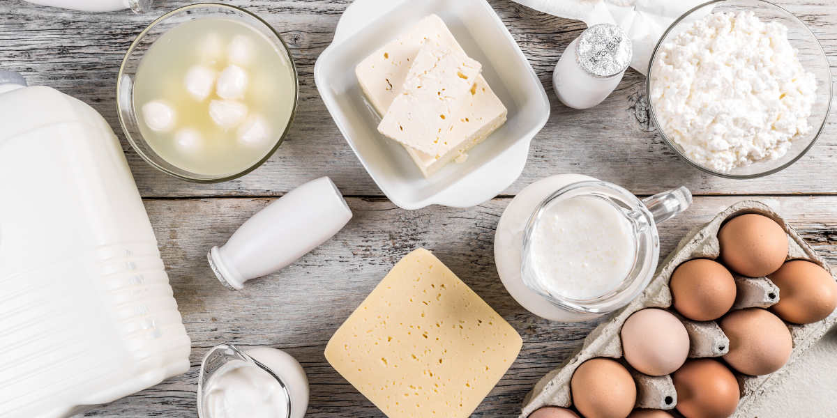 les produits laitiers entiers sont adaptés au régime cétogène car ils sont très faibles en glucides