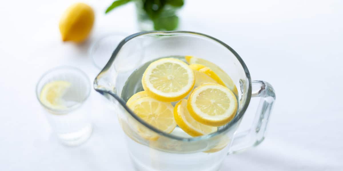 l'eau avec un peu de citron est un excellent choix pour le régime cétogène