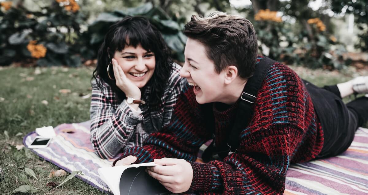 couple sur une couverture de pique-nique partageant un rire