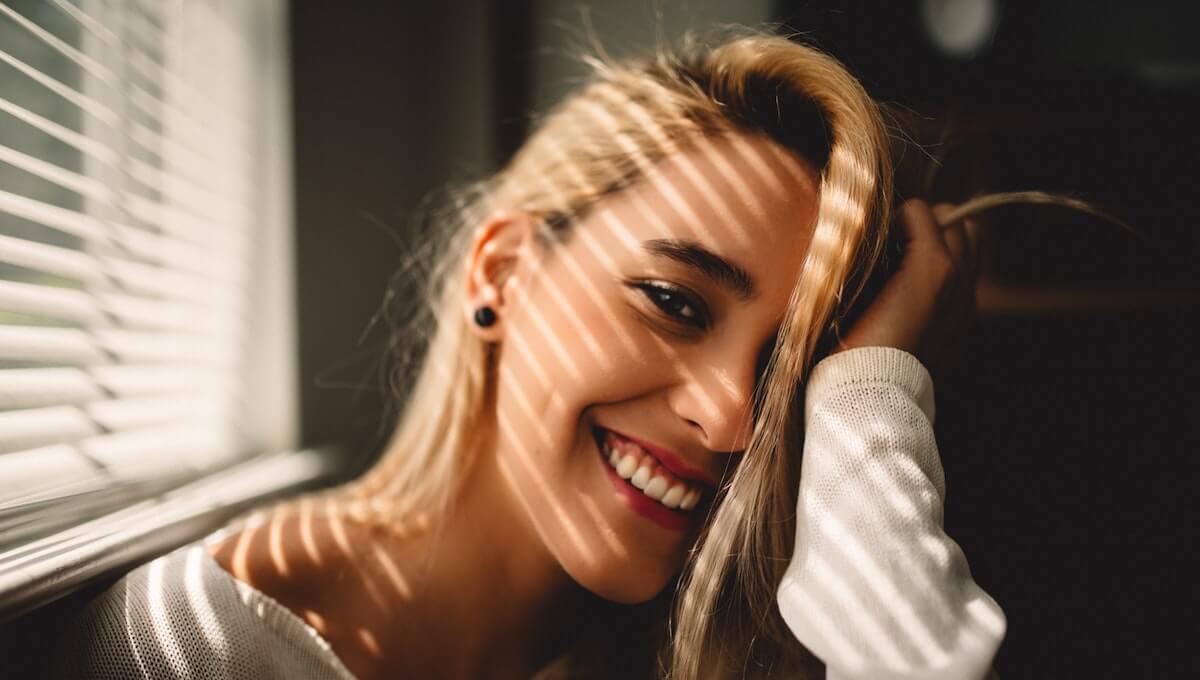 femme en blanc souriant
