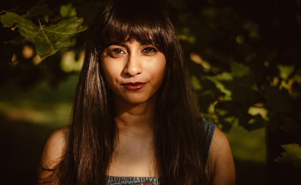 šťastná dívka přemýšlí, jestli meriva kurkumin skutečně nabízí lepší biologickou dostupnost
