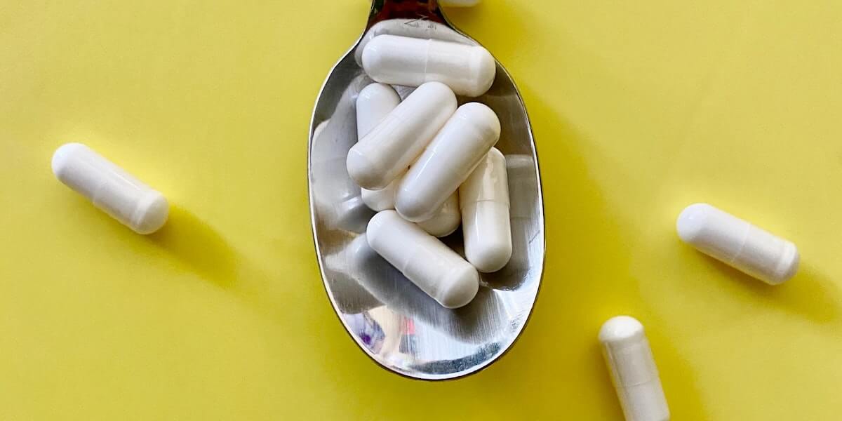 pilules de glutathion sur une cuillère