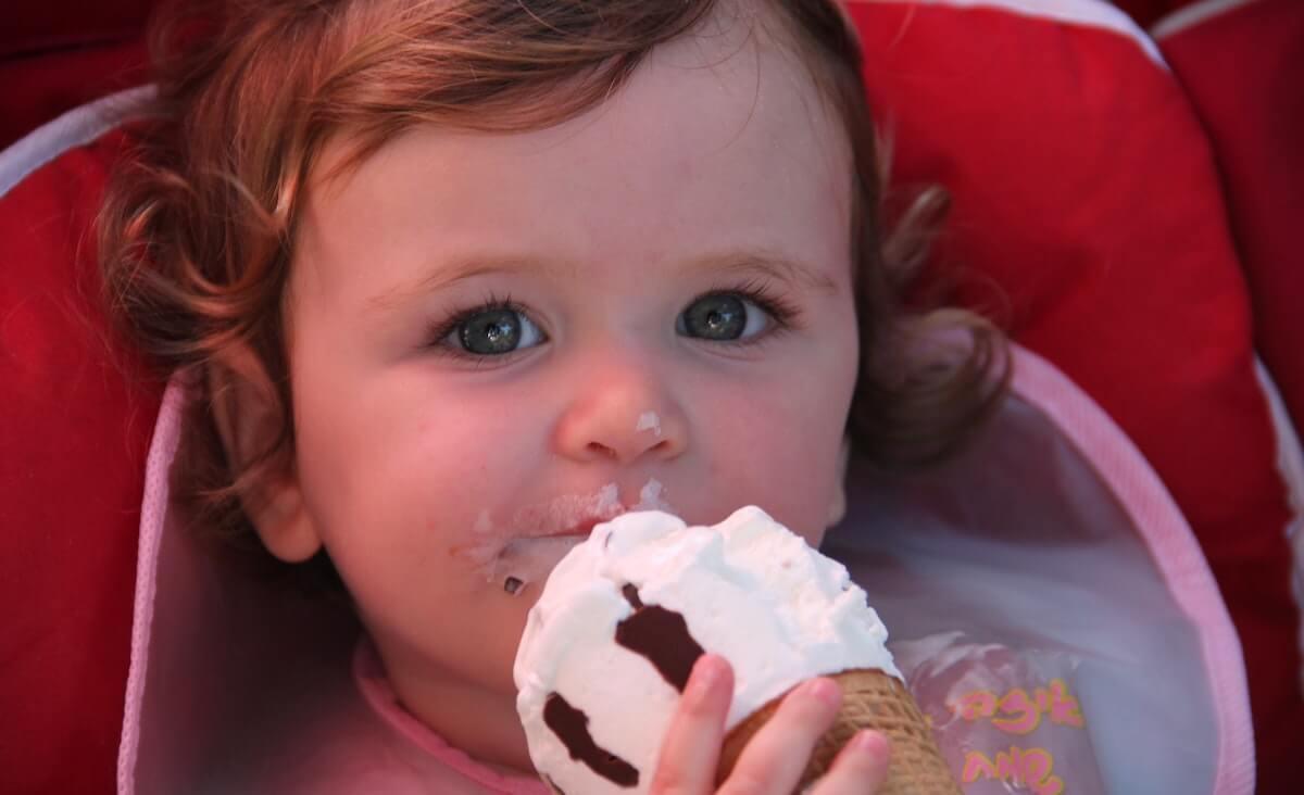 enfant mangeant de la glace