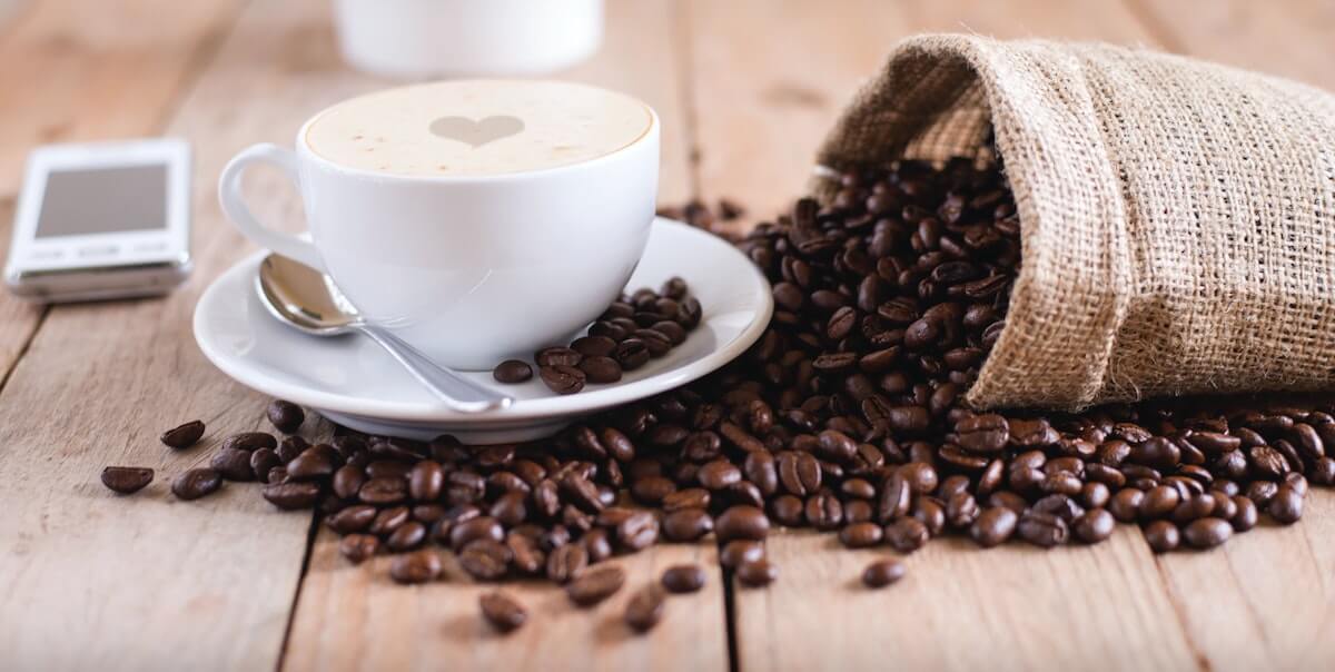 grains de café et tasse de café