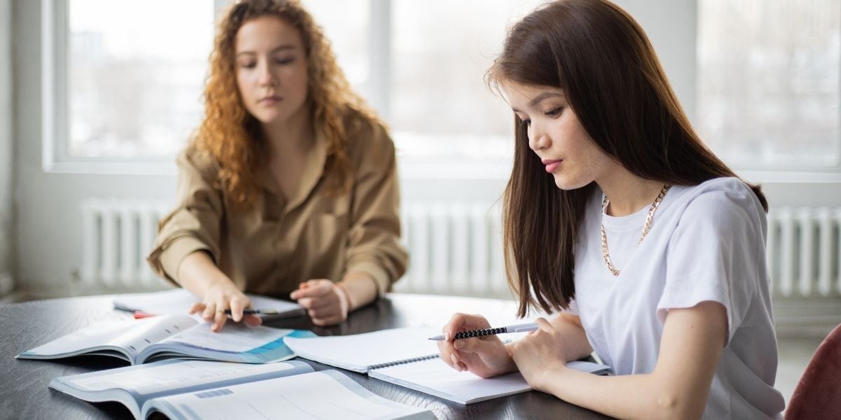 filles étudiant à la bibliothèque
