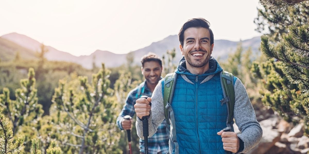 hommes heureux qui prennent de l'acide folique