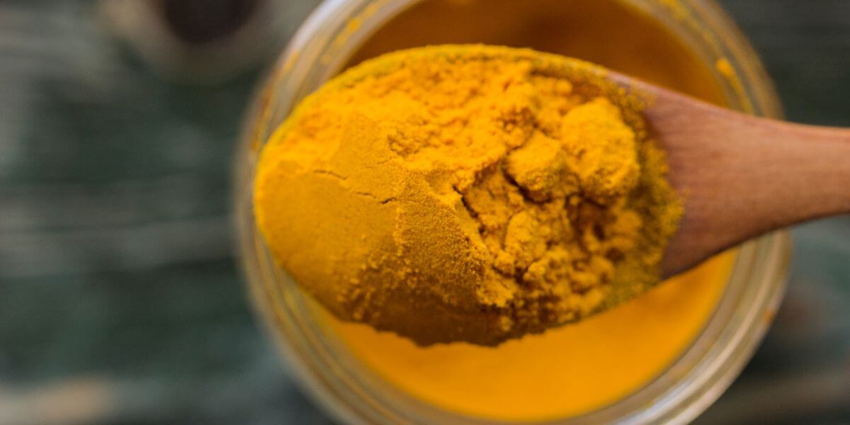 poudre de curcuma en cuillère