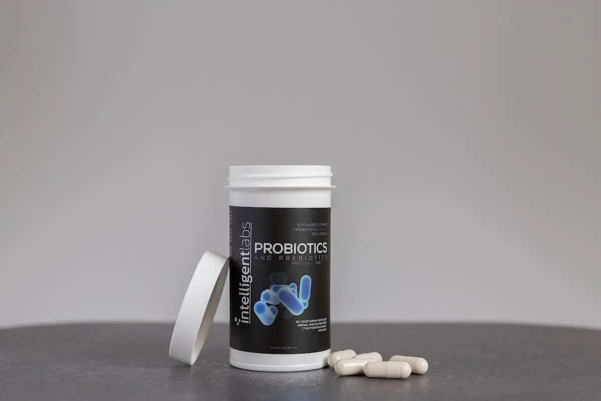 bouteille ouverte de probiotiques avec capsules