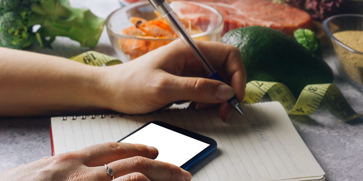 Femme qui compte les calories