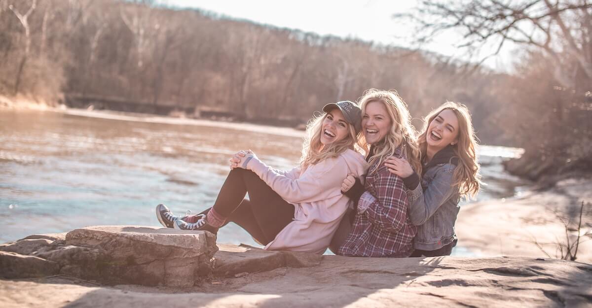 Amiche che si divertono e ridono insieme