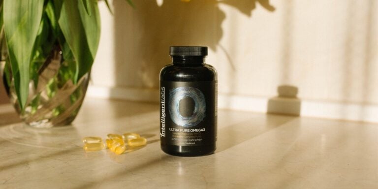 botella del suplemento de omega-3 de intelligent labs
