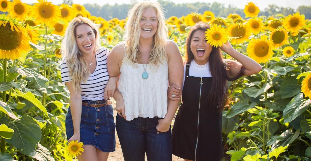 3 chicas en el campo esperando a contarnos cosas maravillosas sobre el mioinositol