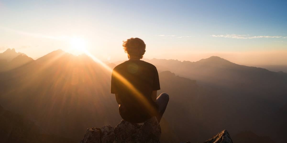 Setze dich dem Sonnenlicht aus, damit dein Körper Vitamin D bilden kann