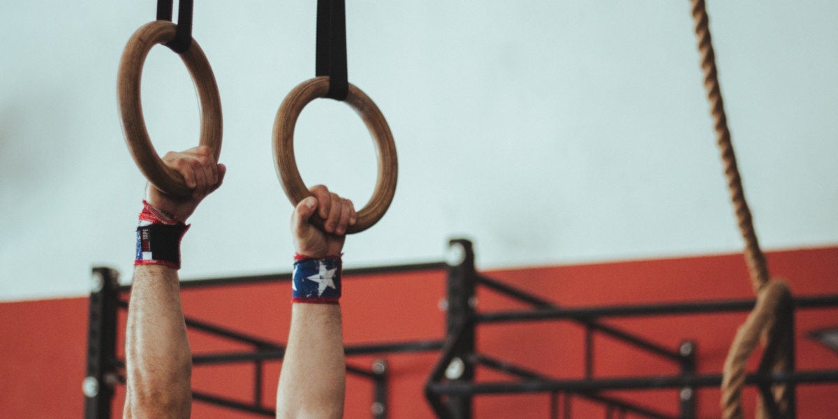 hombre practicando crossfit con anillas