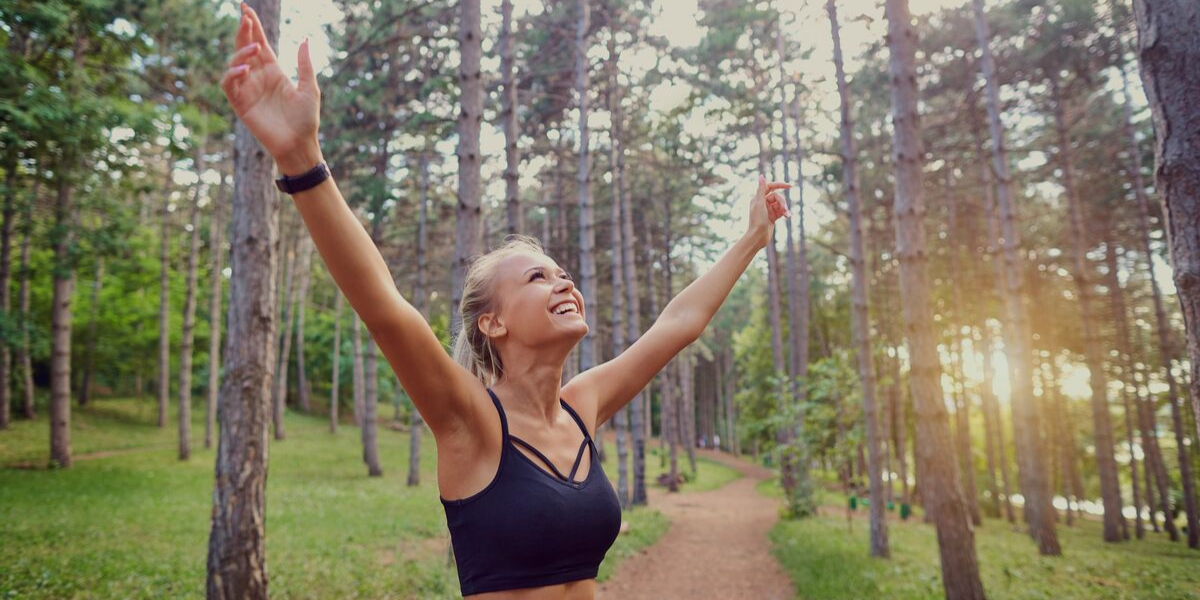mujer entrenando en la naturaleza
