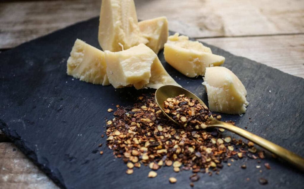 Milchprodukte sind bei der Keto-Diät erlaubt, aber du musst auf versteckte Kohlenhydrate achten