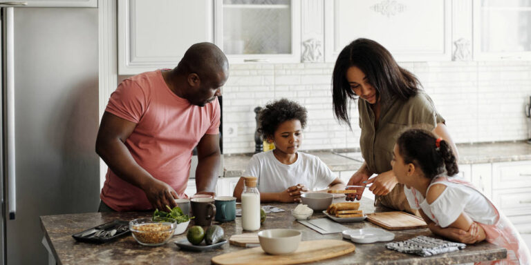 familia feliz preparando una comida saludable en la cocina