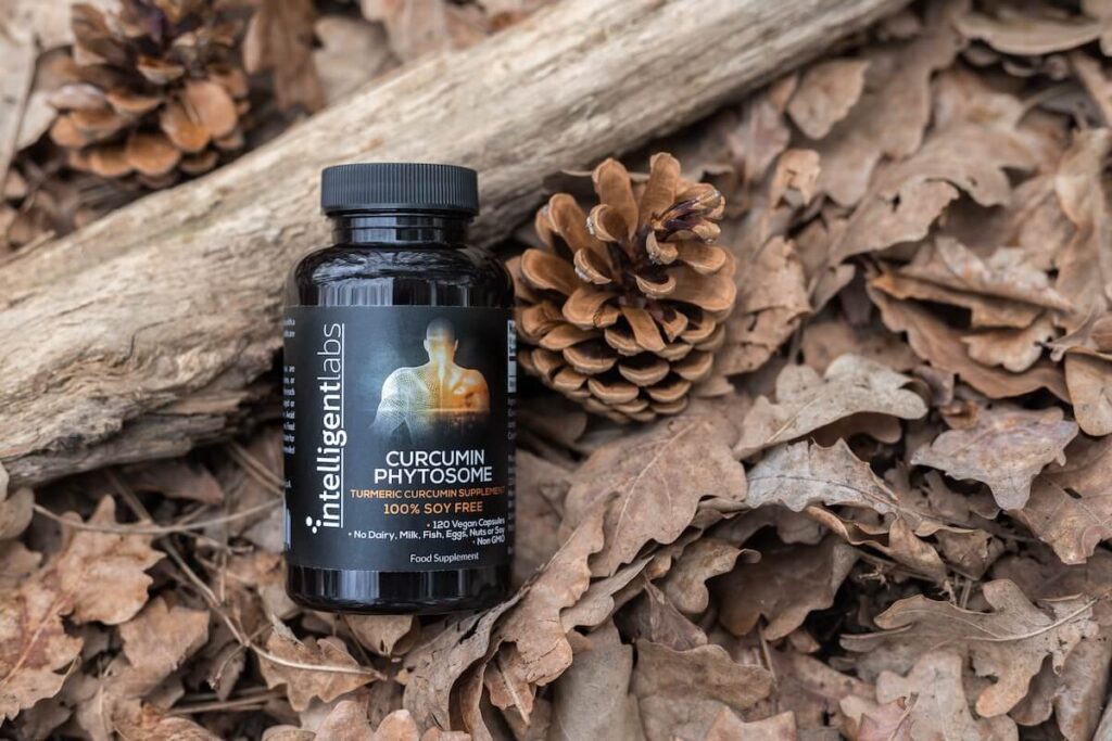 Curcumin-Phytosom auf einem Waldboden