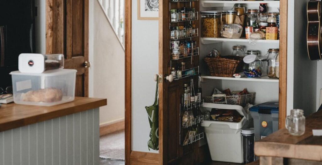 Impara come ripulire la dispensa in cucina
