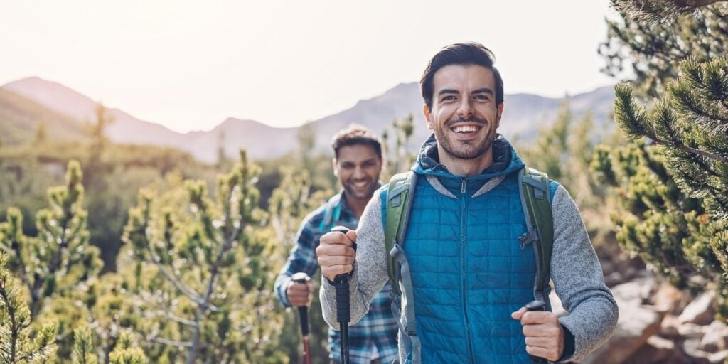 hombres felices que toman ácido fólico