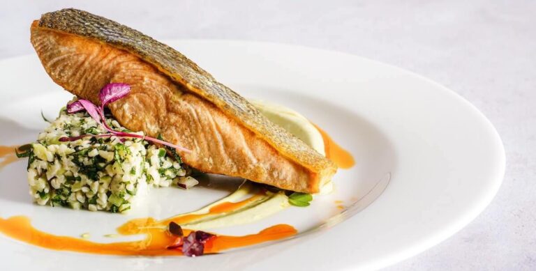 Delicioso salmón frito rico en omega 3