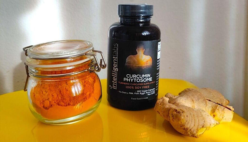confezione di curcumina fitosoma con curcuma grezza e in polvere