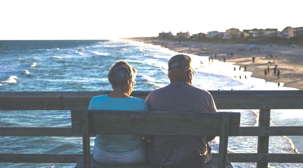 encantadora pareja mayor disfrutando juntos de la puesta de sol