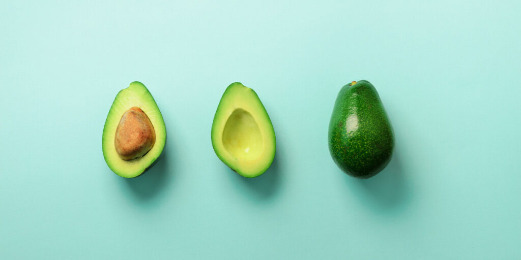 Avocados sind eine tolle Fettquelle und gesunde Fette sind die erste Stufe der Keto Lebensmittelpyramide