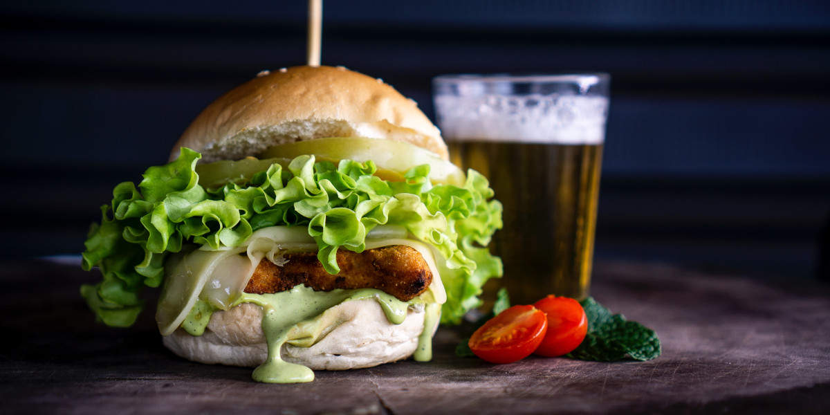 Cogerás más peso comiendo hamburguesas mientras tomas una cerveza que por la cerveza en sí