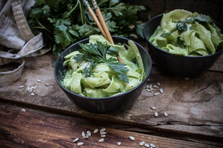 Fideos de calabacín keto con pesto de perejil