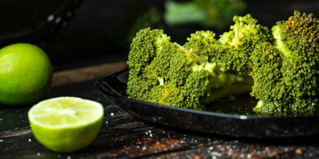 Het immuunsysteem versterken kan door broccoli te eten, omdat dit een bron van vitamine C is.