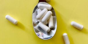 Pillole di glutatione su un cucchiaio
