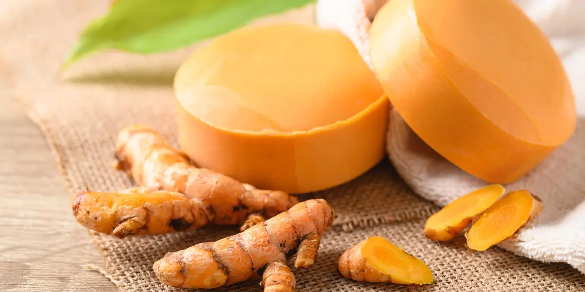 Immagine in evidenza per il post sul sapone alla curcuma