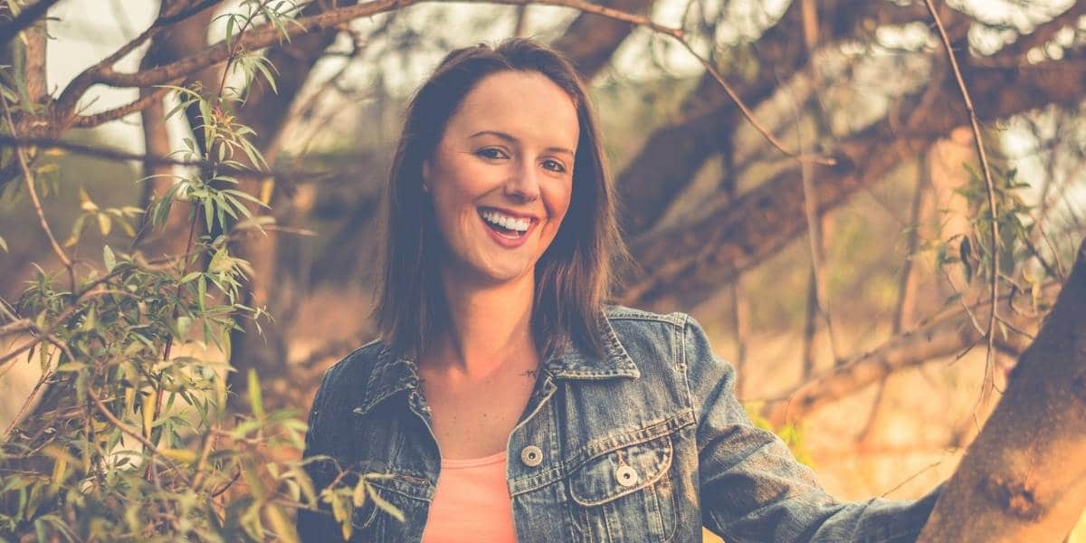 Eine Frau freut sich über die vielen Vorteile von Probiotika