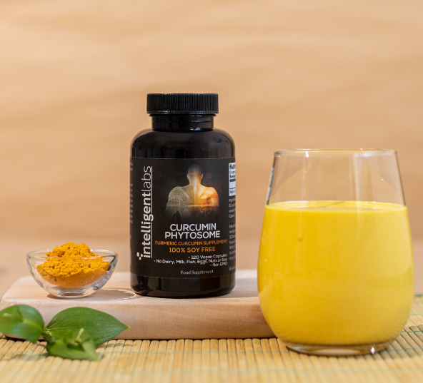 Assumi la tua curcumina fitosoma di Intelligent Labs con degli smoothie di frutta