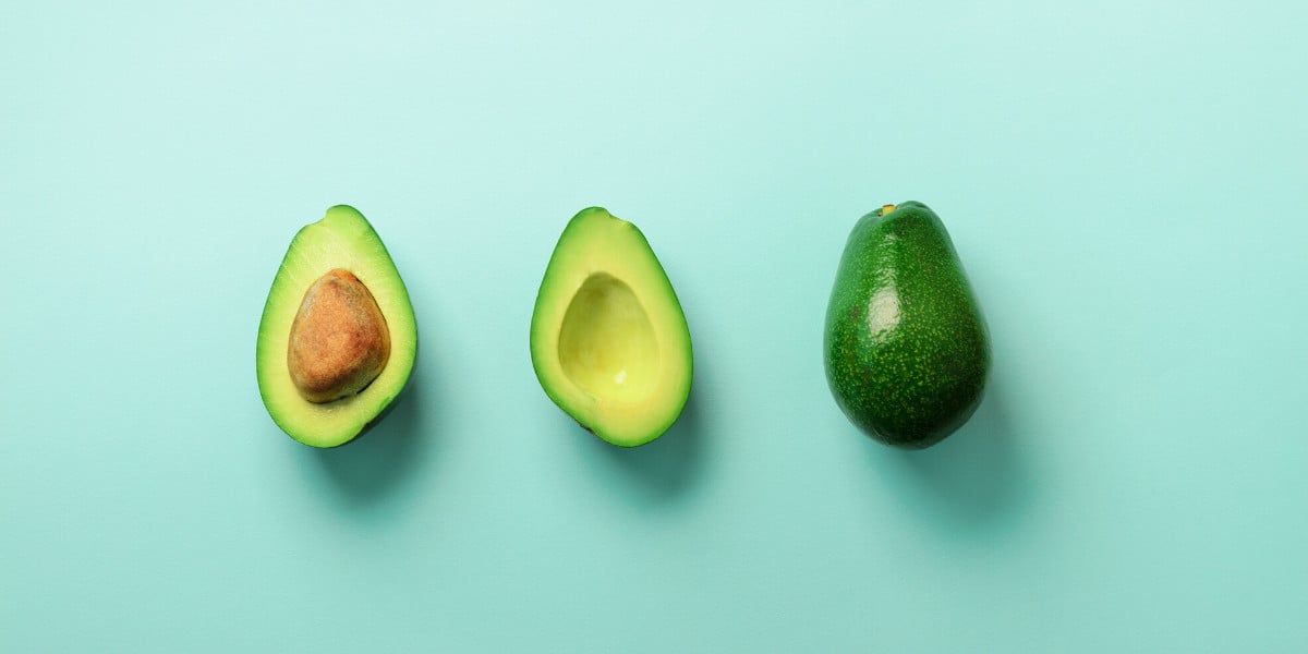 El aguacate es una fuente de grasa excelente y las grasas saludables se encuentran en el nivel 1 de la pirámide de alimentos keto