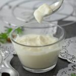 Yogurt in una ciotola di vetro