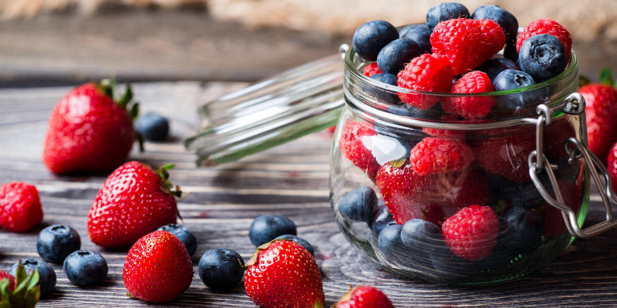 Anche se la frutta è generalmente ricca di carboidrati, le bacche sono presenti nella lista della spesa keto