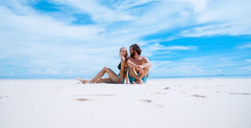 pareja disfrutando del verano en la playa