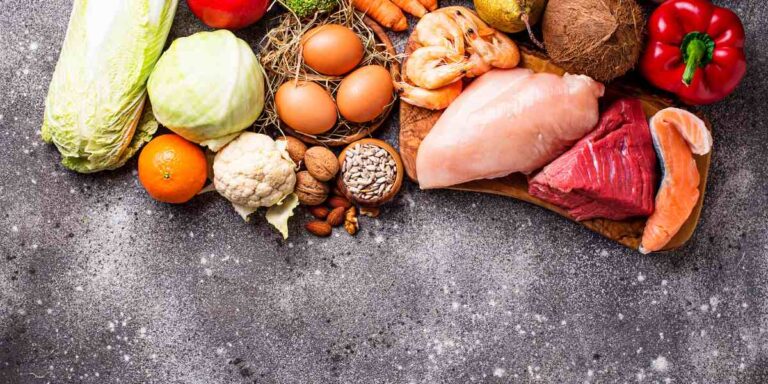 La principal diferencia entre las dietas paleo y keto es que la paleo permite algunos carbohidratos, como la fruta