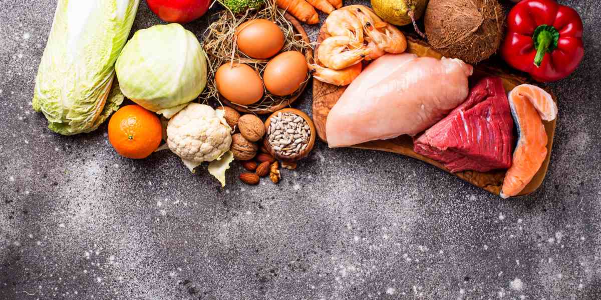 La principal diferencia entre las dietas paleo y keto es que la paleo permite algunos carbohidratos, como la fruta