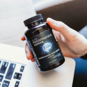 Person mit einer Packung Intelligent Labs Phosphatidylserin