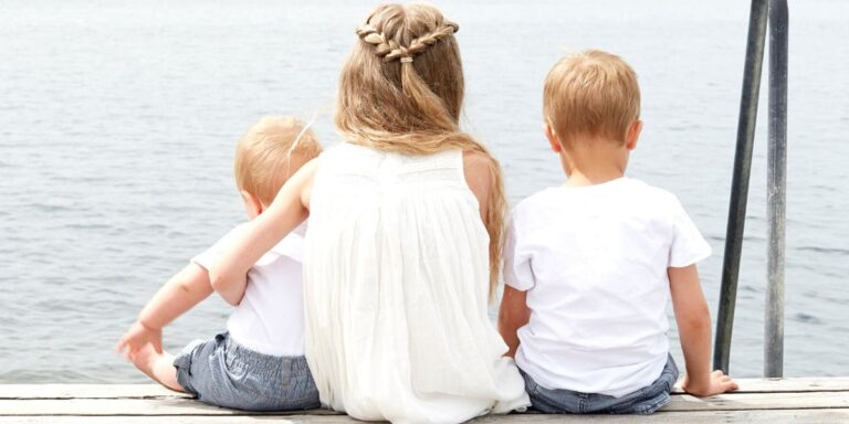Bambini che trascorrono il tempo all’aperto