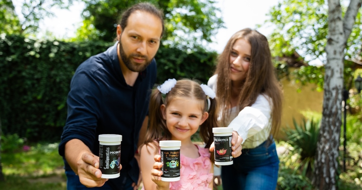 famiglia con confezioni di probiotici di Intelligent Labs per l’acne