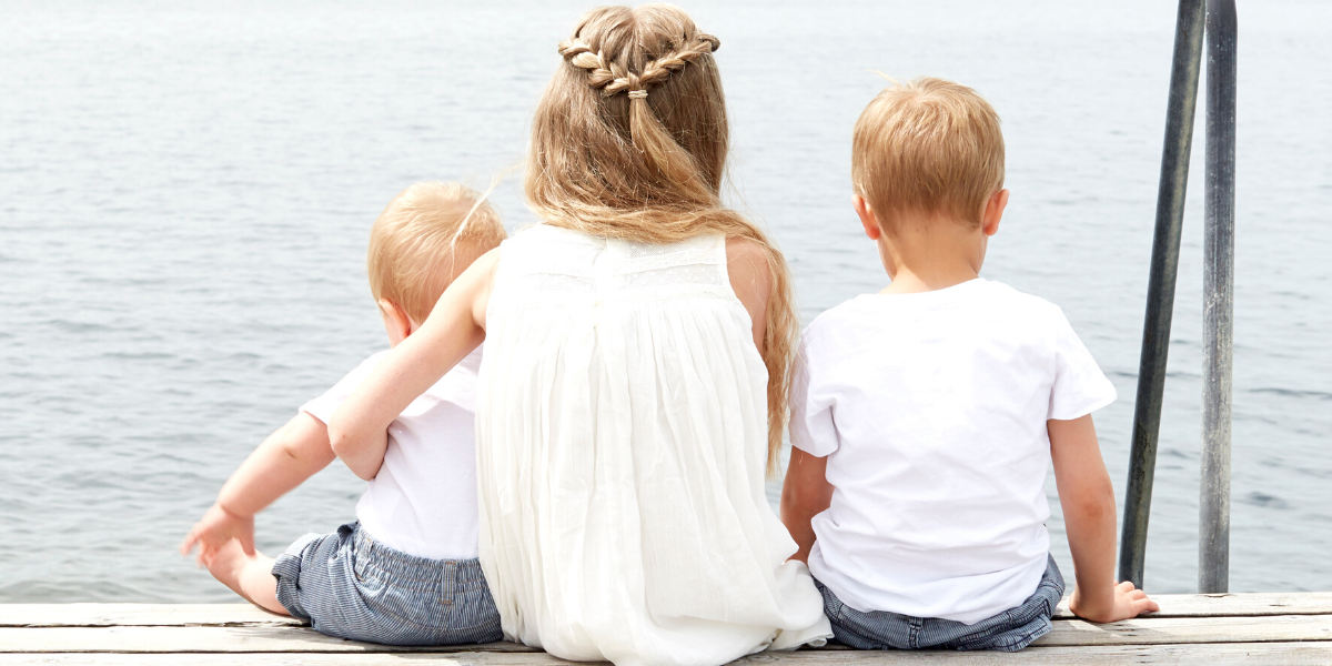 Kinder verbringen Zeit draußen
