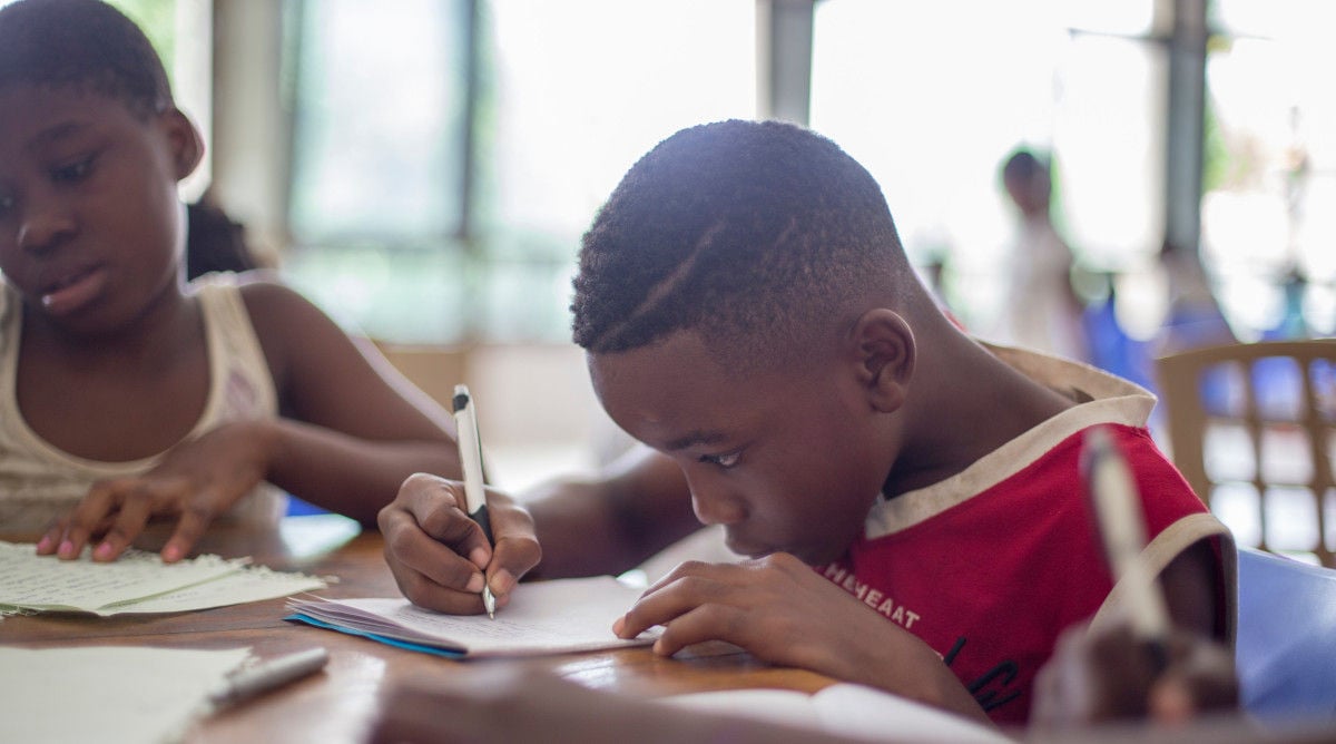 Deux garçons étudiant à l’école