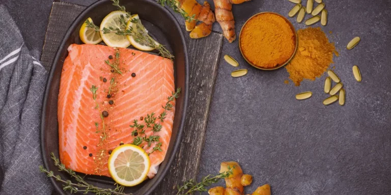 imagen de cúrcuma en polvo, salmón y cápsulas blandas de omega-3