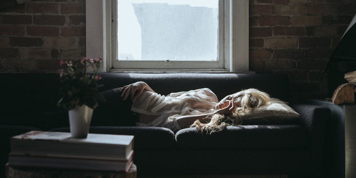 mujer durmiendo en un sofá