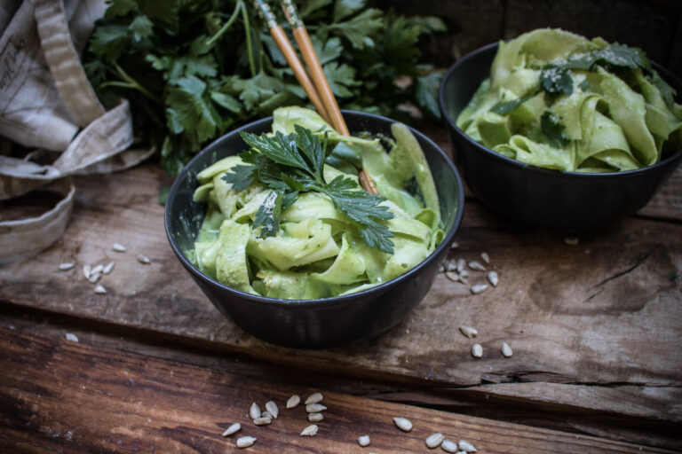 Spaghetti Keto di Zucchine con Pesto al Prezzemolo